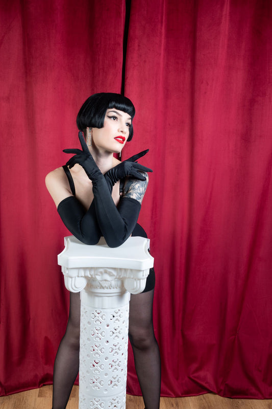 What Katie Did Mustat Satiiniset Käsineet