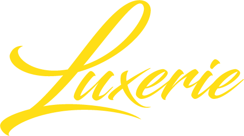 Luxerie alusvaate verkkokaupan logo. Keltainen tekstilogo, jossa lukee Luxerie.